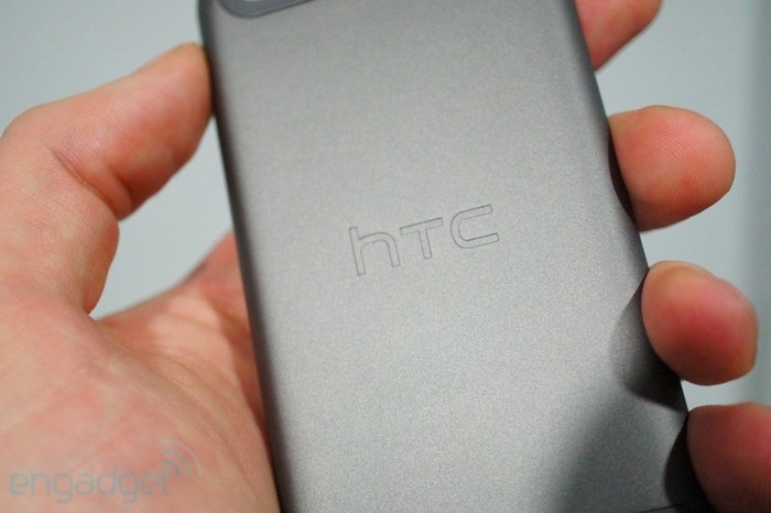 HTC One V với vỏ nhôm nguyên khối